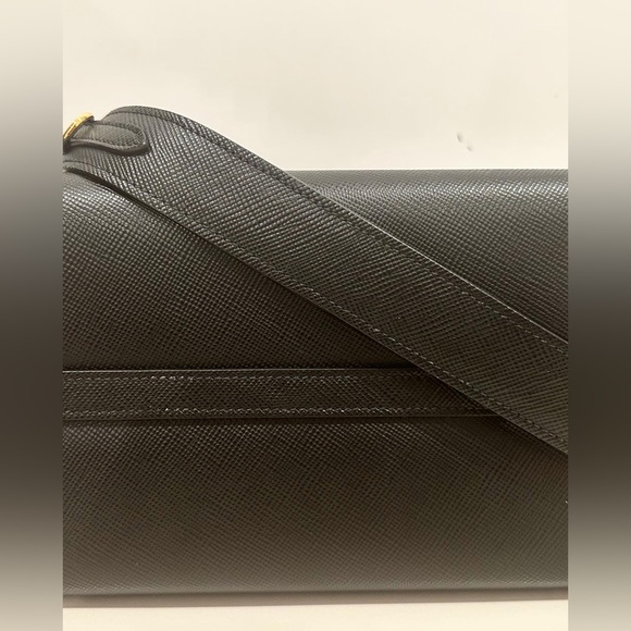 Prada Monochrome medium Saffiano Bag - Picture 2 of 8
